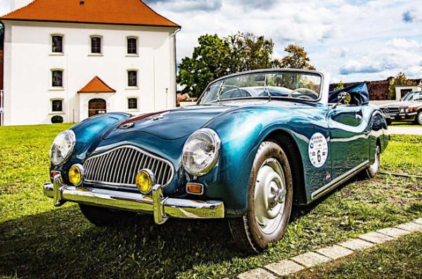 Кратката история започва в края на 40-те години на миналия век, когато компанията започва да произвежда състезателни автомобили, базирани на компоненти на BMW. Бързо се насочва към пътни  (на снимката N&uuml;rburgring Cabriolet), но парите скоро свършват и Veritas се отказват.

Марката е възкресена в началото на века, но въпреки отличните качества моделът RS III никога не става популярен.

